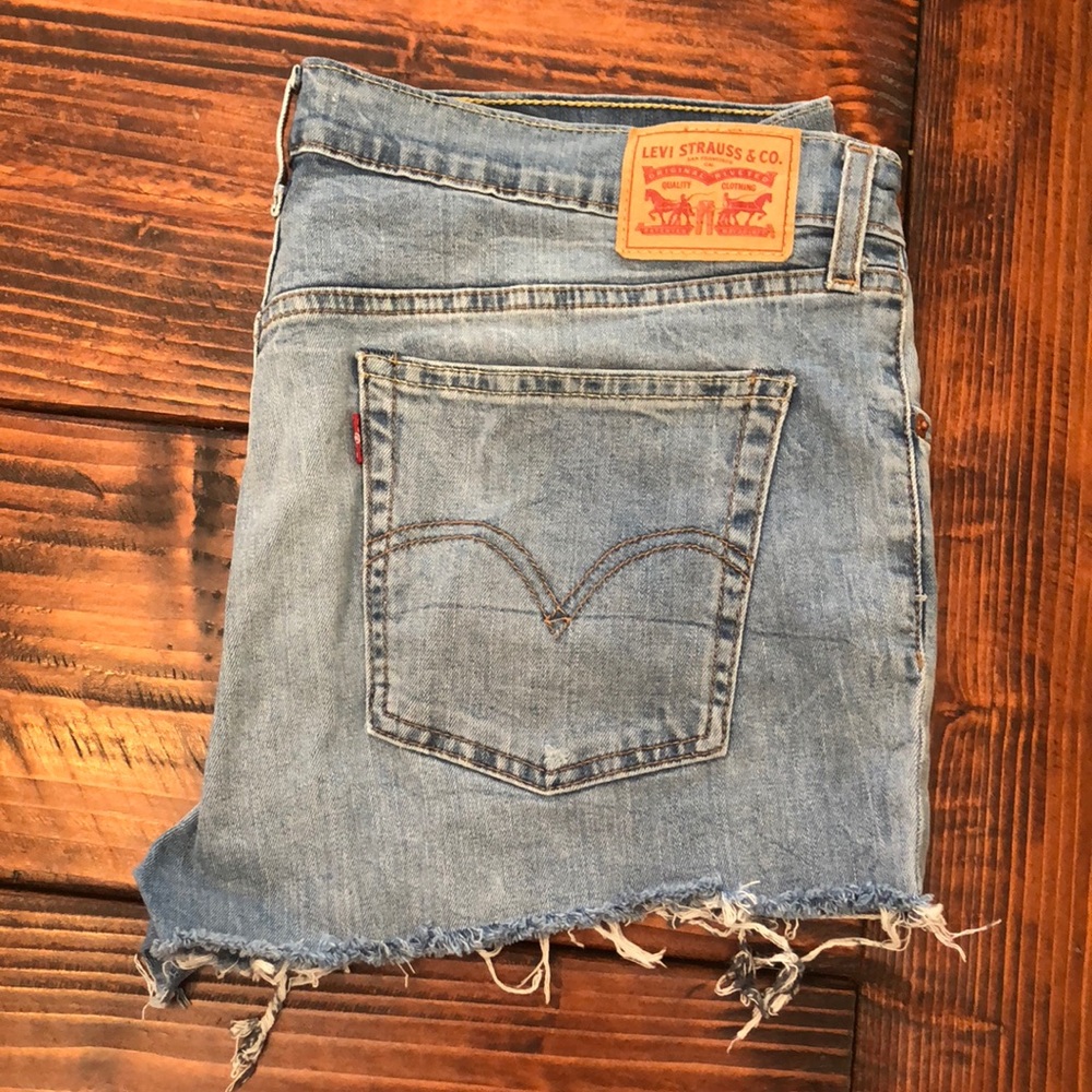 ❌SOLD❌Levi Cut off jean shorts